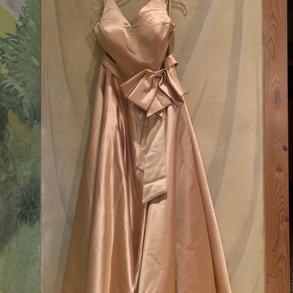 Missac elegant Gold Sleeveless V-Neck Gown